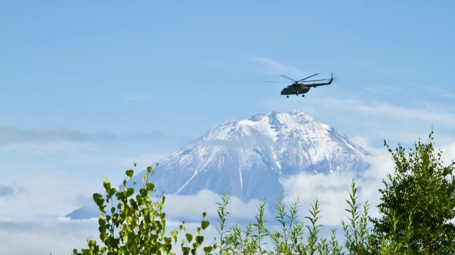 Туристически хеликоптер падна в Курилското езеро, 7 души загинаха