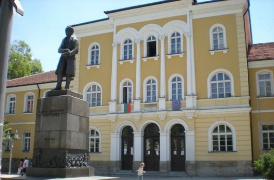 Ремонтират Априловската гимназия в Габрово