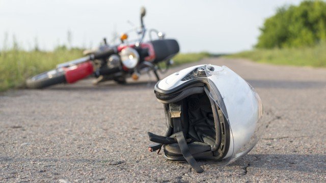 Моторист се разби в скала край Калофер, с опасност за живота е