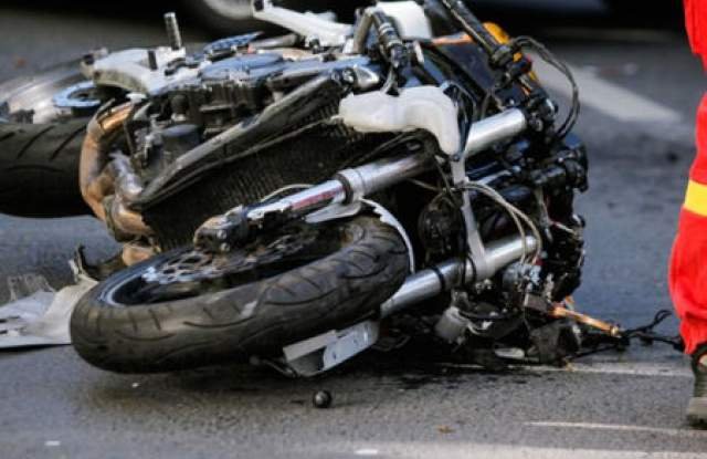 СТРАШНО НЕЛЕПО! Млад моторист загина на място след удар в камион на пътя Русе-Кубрат
