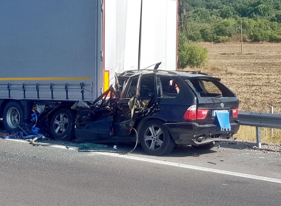КЪРВАВ УЖАС: Тежка катастрофа край Драгоман! Джип се вряза в ТИР, трима загинаха, една от жертвите е бебе