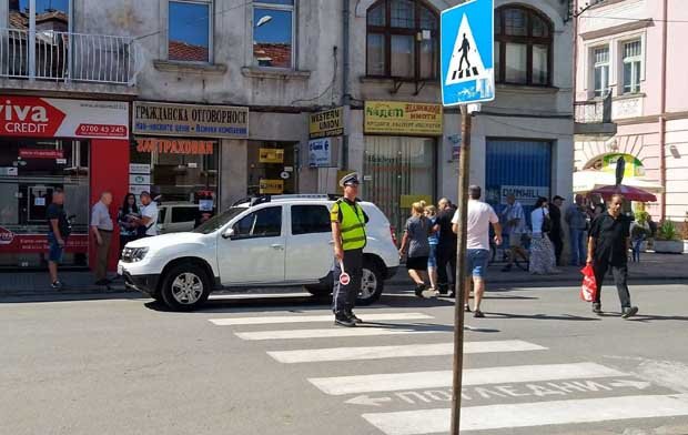 Кола помете жена на пазара в Кюстендил