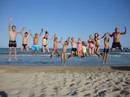 МОН спира летните лагери в 20 области заради бум на COVID-19