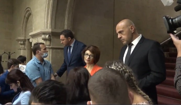 ПИК TV: Първи коментар на ГЕРБ след връщането на мандата: Партиите, които се представят за алтернатива, играят странна роля на опозиция. Оттук-нататък имаме три варианта - и трите са лоши