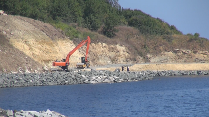 В разгара на сезона: Строителство на плажа в Царево на метри от туристите