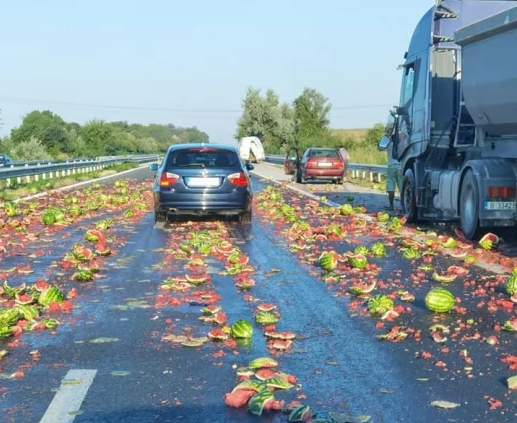 ОТ ПОСЛЕДНИТЕ МИНУТИ: Бус изсипа дини на магистрала Хемус (СНИМКИ)