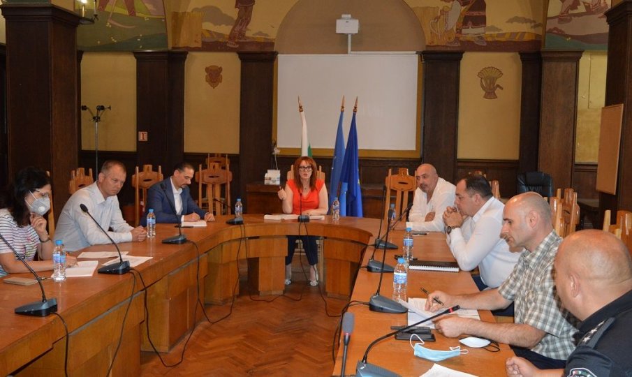 Дървета и храсти деформирали оградата по границата