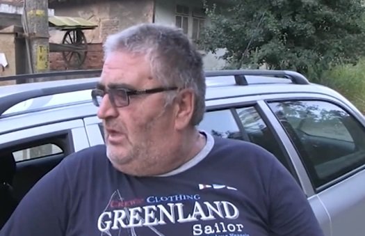 Тийнейджър взе част от униформата на баща си и започна да спира коли край Русе