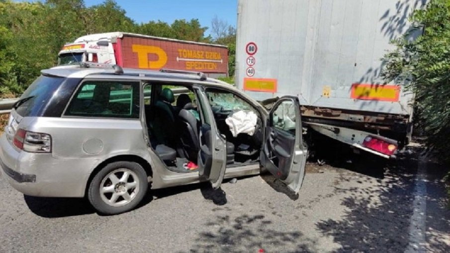 ОТ ПОСЛЕДНИТЕ МИНУТИ: Тир и кола се помляха в Прохода на Републиката