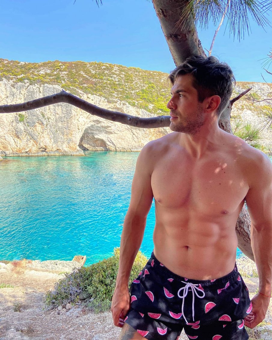 Мрежата пламна заради чисто голия Иво Аръков (СНИМКИ)