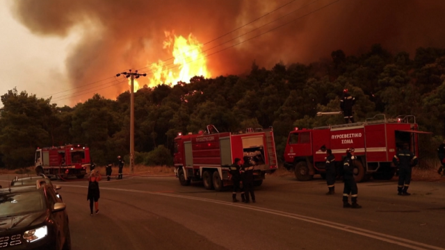 Продължава борбата с огнените стихии край Атина и Френската ривиера