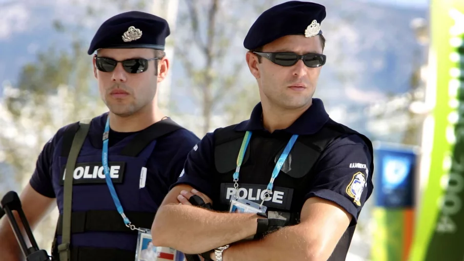 Чужденци с фалшиви БГ-документи са закопчани в Гърция