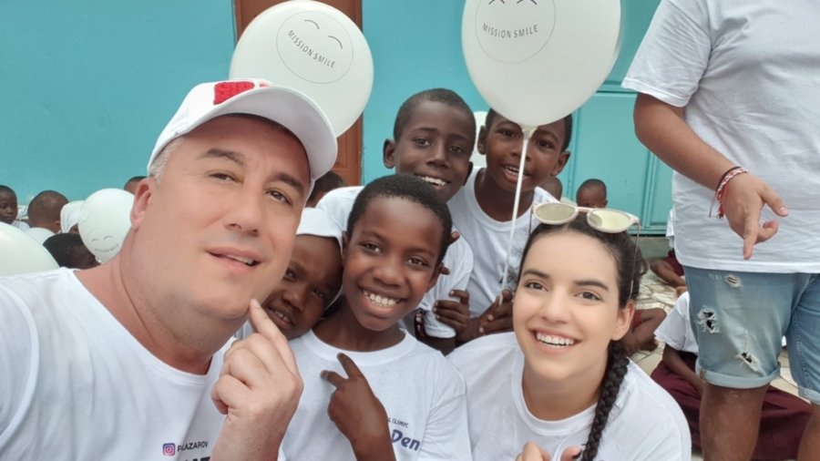 Младежи помагат на възрастни хора в нужда