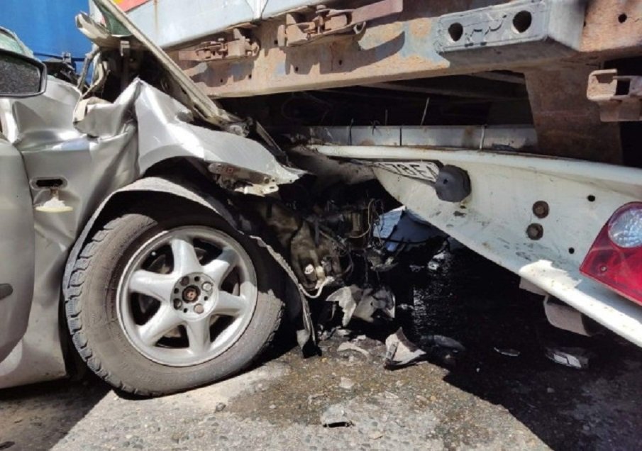 Кола се заби в тир на пътя Русе-Силистра, има откарани в болница (СНИМКИ)