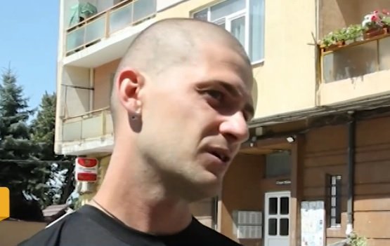 Млад мъж изчисти пространството пред блока, съседите извикаха полиция