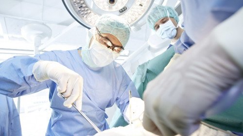 Оперираха успешно тийнейджър с птичи гърди