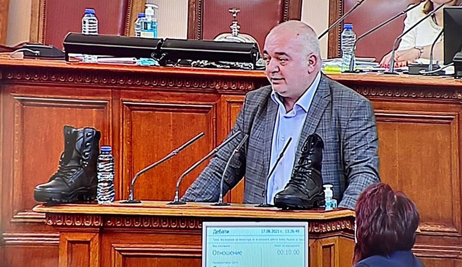 ГОРЕЩО В ПИК TV: Бащата на фалшивите новини Арман Бабикян с провокация в парламента - сложи полицейски кубинки на трибуната (НА ЖИВО)