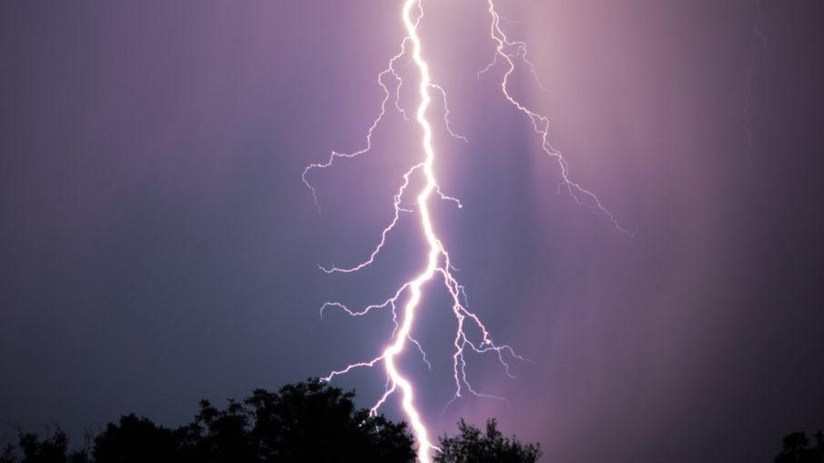 Мълнии, пожари и градушки разсипаха района на Смолян