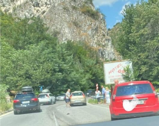 Пожар затвори пътя Габрово-Трявна, обходът е през Дряново