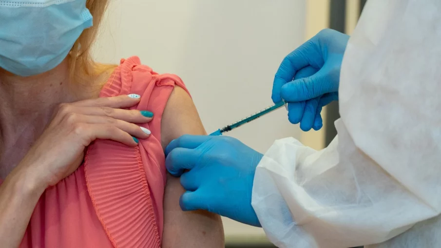 Всеки трети в София се ваксинира в мола