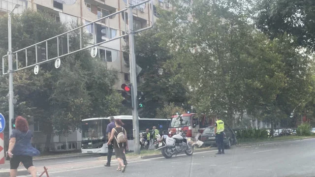 Зверски сблъсък в Пловдив: На шофьор му прилоша и стана страшно (СНИМКИ)