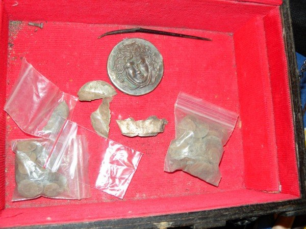 Задържаха иманяр с монети и дрога