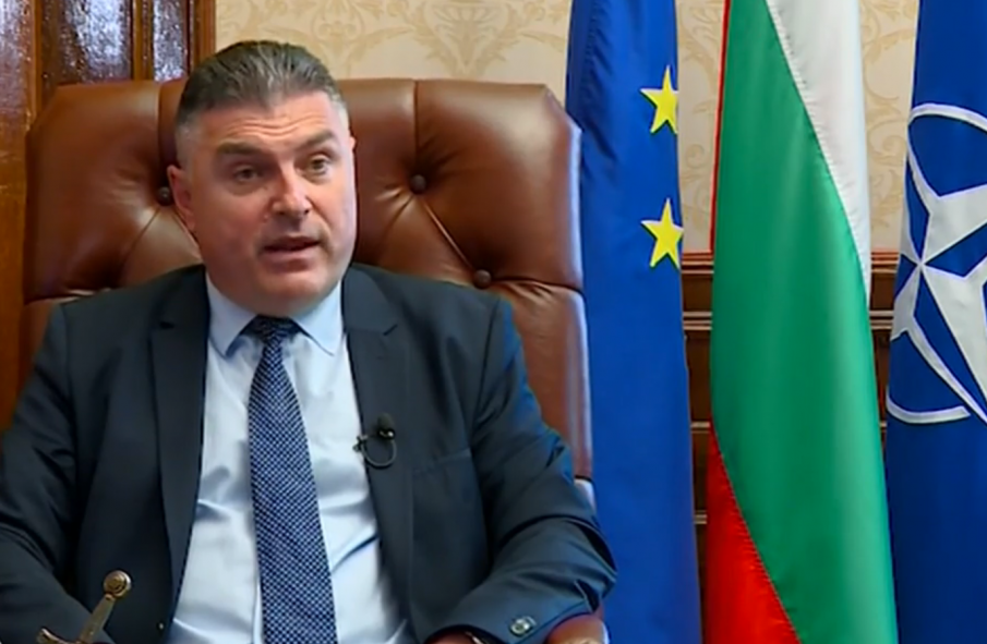 Служебният военен министър се гласи да участва и в следващ кабинет