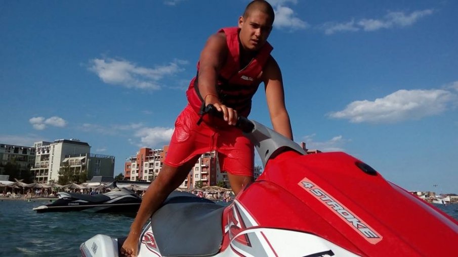 Синът на бургаска боксова легенда заплаши гаджето си с брадва