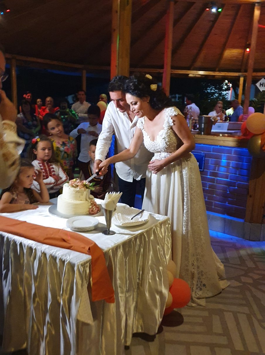 ИЗНЕНАДА: Култова чалга звезда се омъжи на 45 (ВИДЕО)