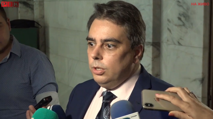 ИЗВЪНРЕДНО В ПИК TV: Министър Асен Василев пред медията ни: Не съм юрист, Конституционният съд ще вземе решение по казуса с двойното гражданство на Кирил Петков (ОБНОВЕНА)