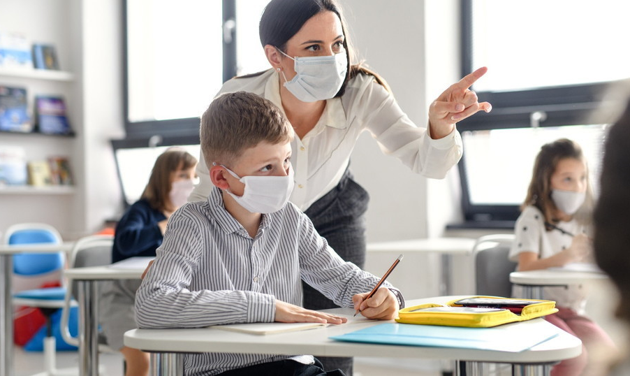 Учителски организации настояват за трета ваксина за всички, работещи в системата на образованието