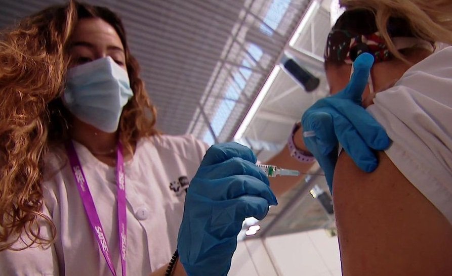 Половината младежи в Испания имат поне една доза COVID ваксина