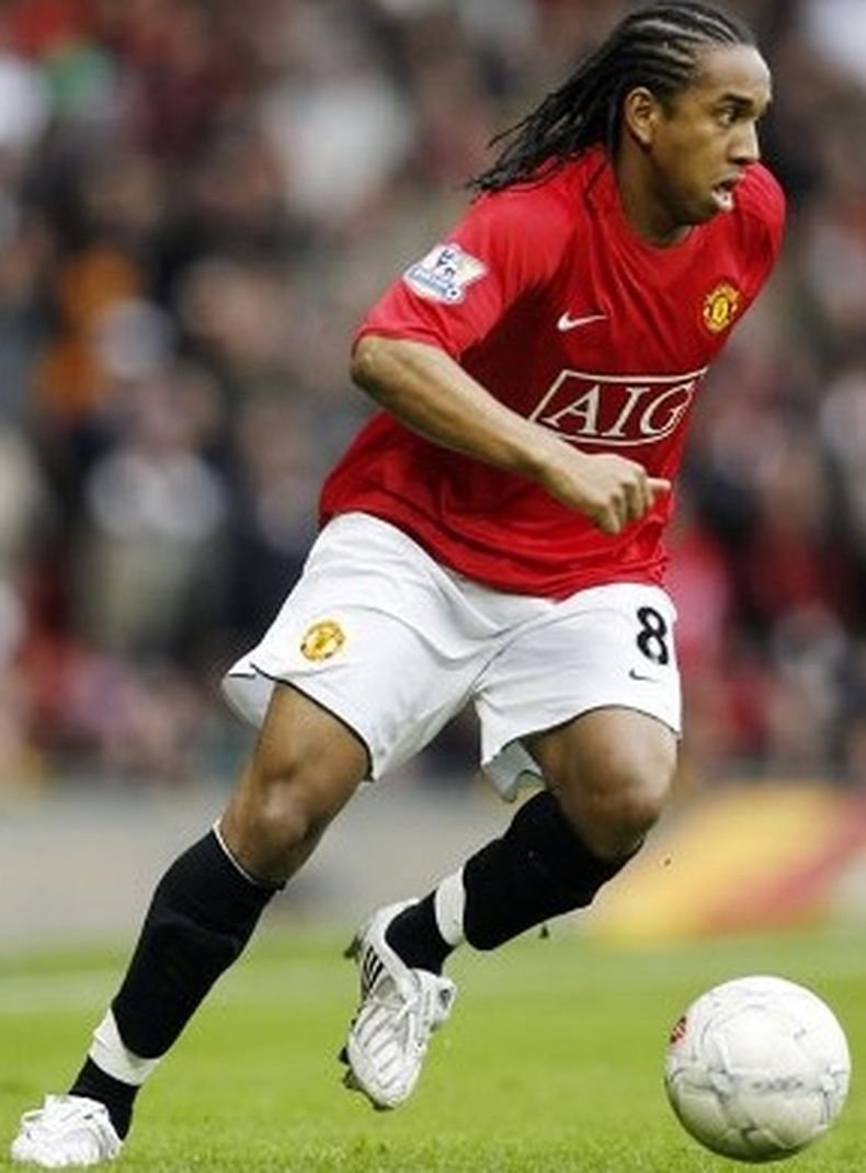 Разследват бивш играч на Манчестър Юнайтед за пране на пари в Бразилия