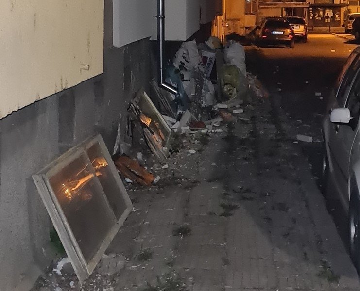 Врачани изреваха от нагли съседи, зарязали цял камион с боклук след ремонт