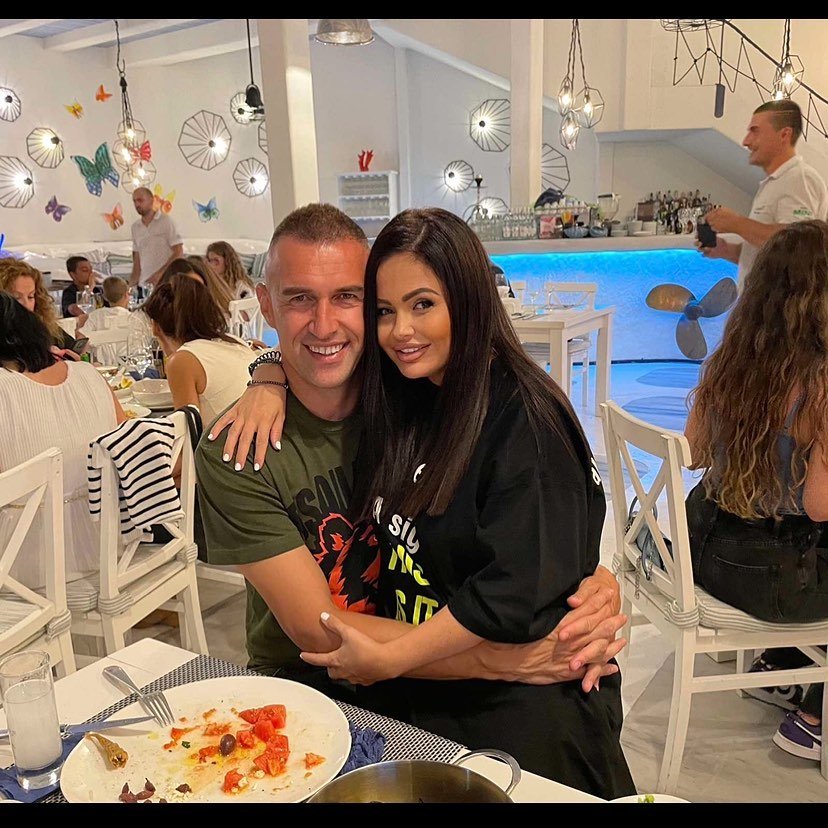 ПОД ЧЕХЪЛ: Жената на Камбуров крои шапката на Берое - горещата мацка нареди на стрелеца: От Нова година те искам обратно в Пловдив