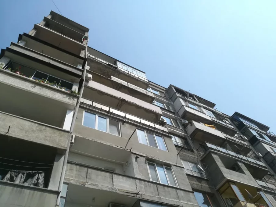 САКАТЛЪК: Мъж падна от седмия етаж докато гради тераса в Хасково