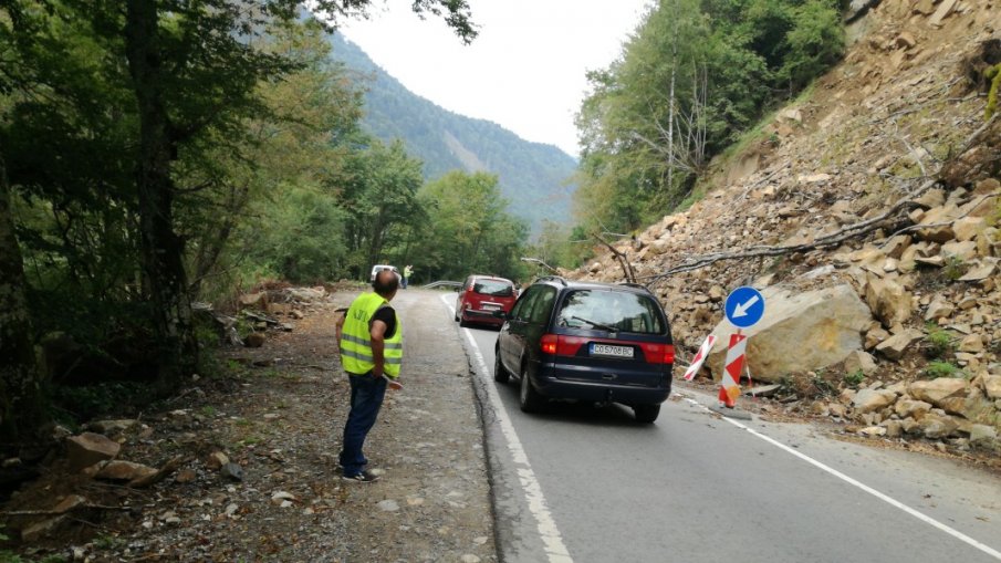 Ограничават трафика към Рилския манастир