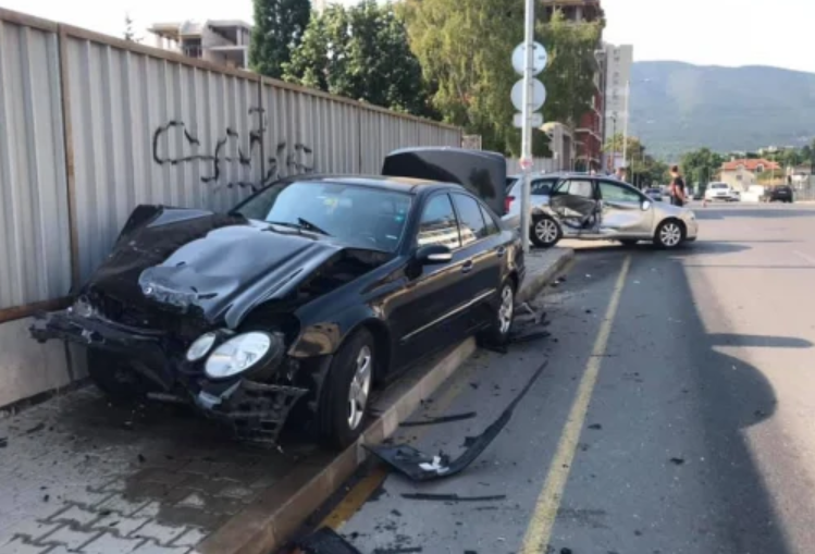 ОТ ПОСЛЕДНИТЕ МИНУТИ: Коли се разбиха на столичен булевард (СНИМКА)