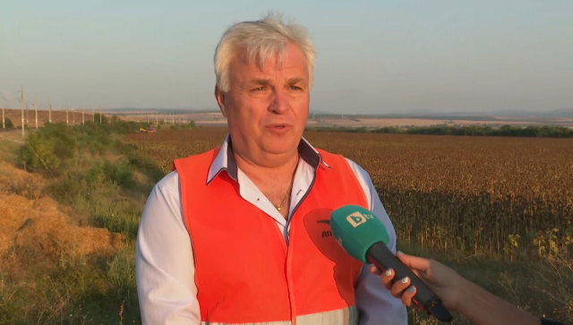 Влаковете продължават да пъплят край мястото на катастрофата при Карнобат