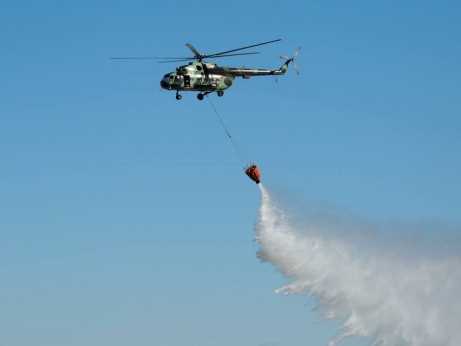 Отново вдигнаха два вертолета за пожара над Югово