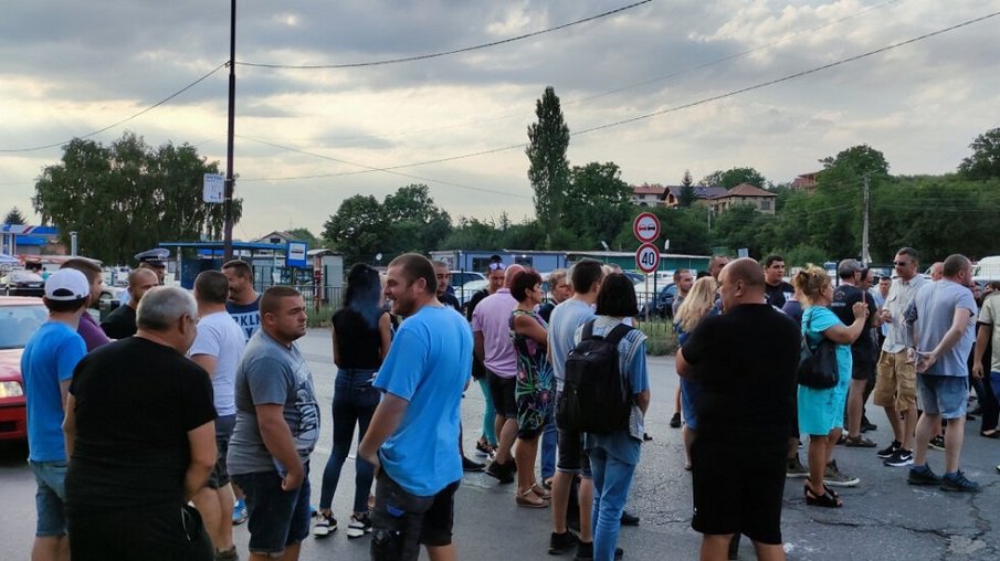 Блокираха и пътя София - Перник заради спрян ремонт (СНИМКИ)