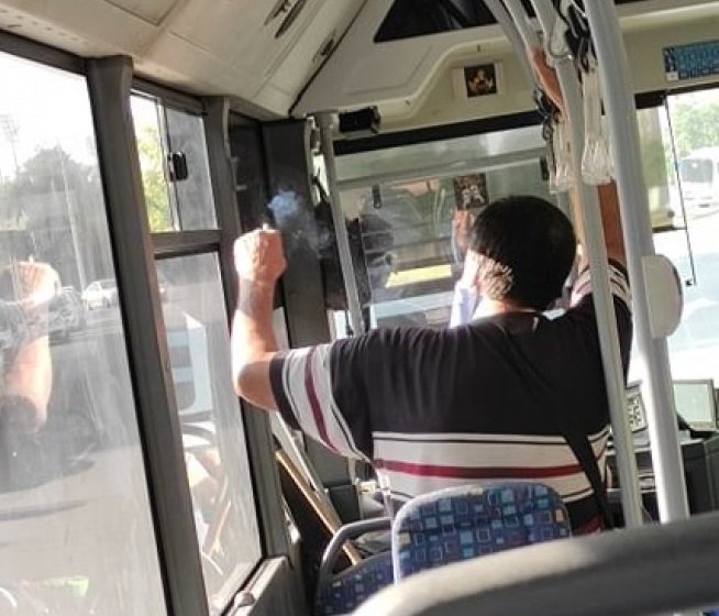 Кондуктор си запали цигара в градския транспорт