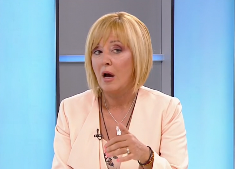 ГОРЕЩО В ПИК: Мая Манолова пак боса насред парламента - изу си обувките на правна комисия (СНИМКИ)