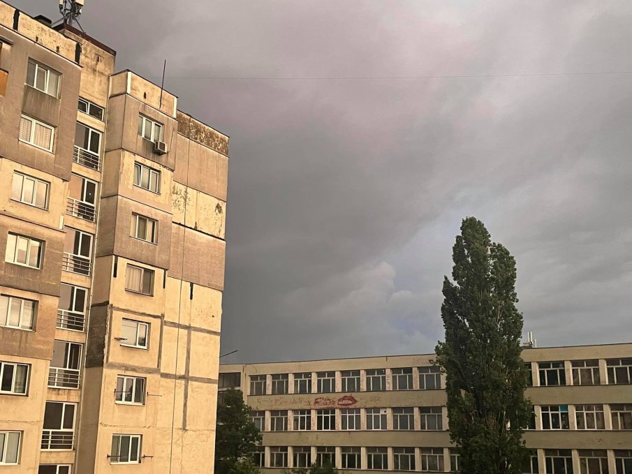 Щети в редица населени места заради силен вятър