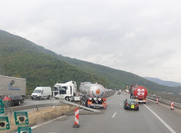 ОТ ПОСЛЕДНИТЕ МИНУТИ: Катастофа с ТИР на Хемус, движението между Враца и София е ограничено (СНИМКИ)