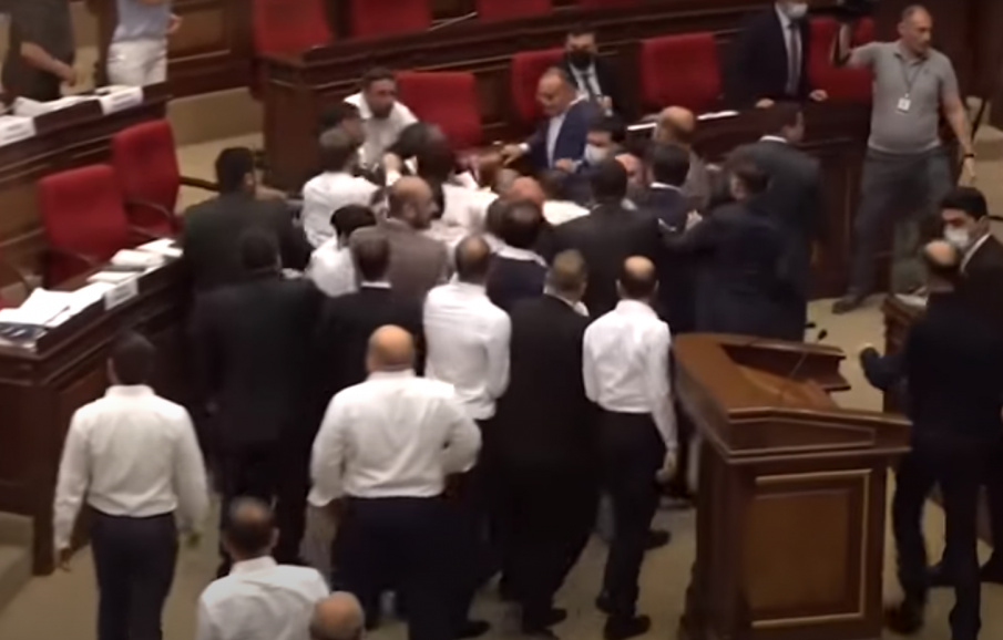 Масов бой в арменския парламент - трети за последните два дни (ВИДЕО)