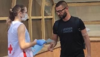 Доброволци на БЧК раздават брошури за ползите от ваксинацията в област Русе