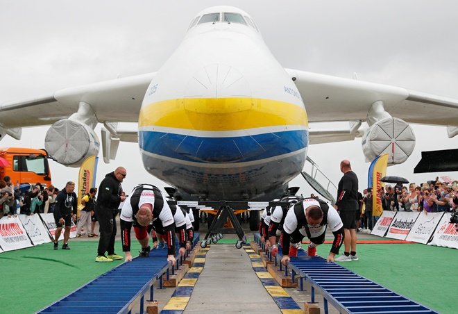 Осем яки украинци издърпаха най-големия самолет в света