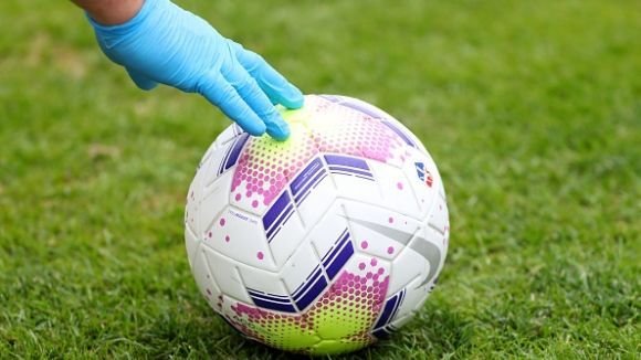 COVID 19 пак захапа футбола: Отложиха мач от Трета лига заради заразени футболисти