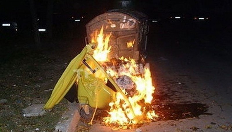 Дрогирана британка пали кофи за боклук в Пловдив, хапе полицаи и санитари